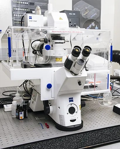 The Zeiss LSM 880 confocal microscope on its table