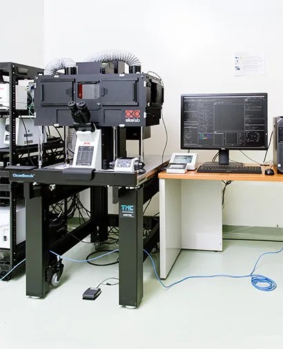 The Olympus FV3000 confocal microscope with its incubation chamber