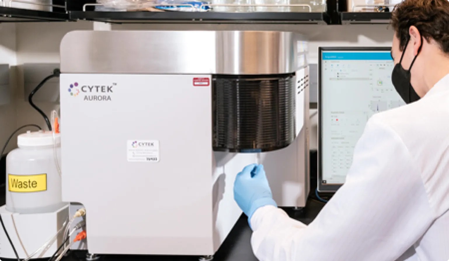 Loading a sample on the Cytek Aurora spectral analyzer